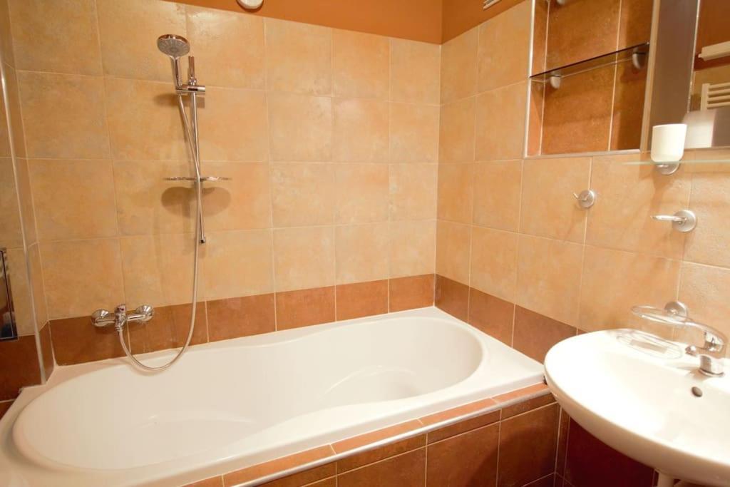 Comfort 2Bedrooms Quite Place!-Vinohrady Prága Kültér fotó